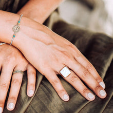 Load image into Gallery viewer, Ring Pearl Out of the Box