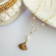 Load image into Gallery viewer, Necklace Fan Stone with Pearl