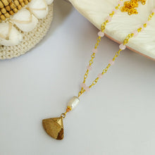 Load image into Gallery viewer, Necklace Fan Stone with Pearl