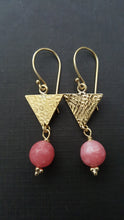 Load image into Gallery viewer, Earring Cleopatra Triangle Stone
