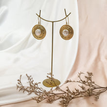 Load image into Gallery viewer, Earring Cleopatra Pearl Round Dots
