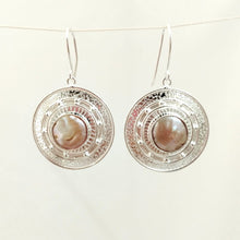 Load image into Gallery viewer, Earring Cleopatra Pearl Round Dots
