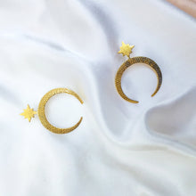 Load image into Gallery viewer, Earring Crescent Moon and Star
