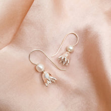 Load image into Gallery viewer, Earring Fairy Pearl Flower
